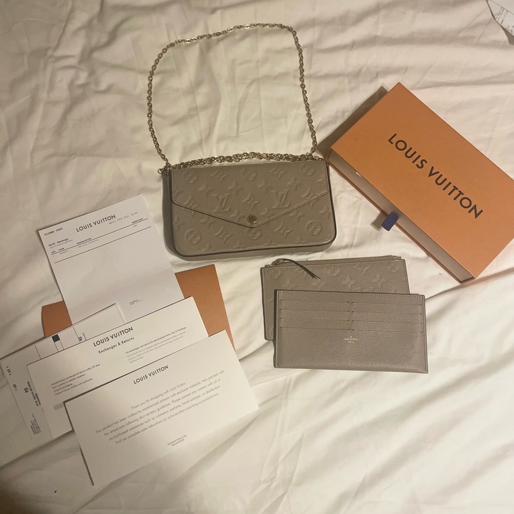 Like new Louis Vuitton felice pochette in turtledove. Only used a couple times**